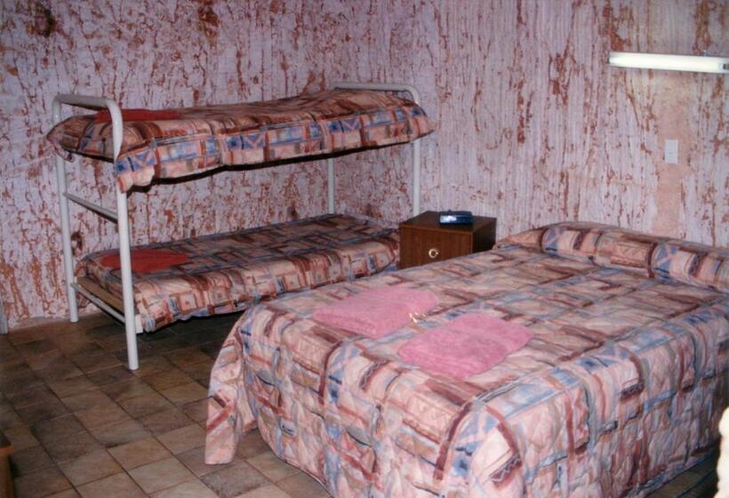 Номер Стандарт, Radeka Downunder Underground Motel