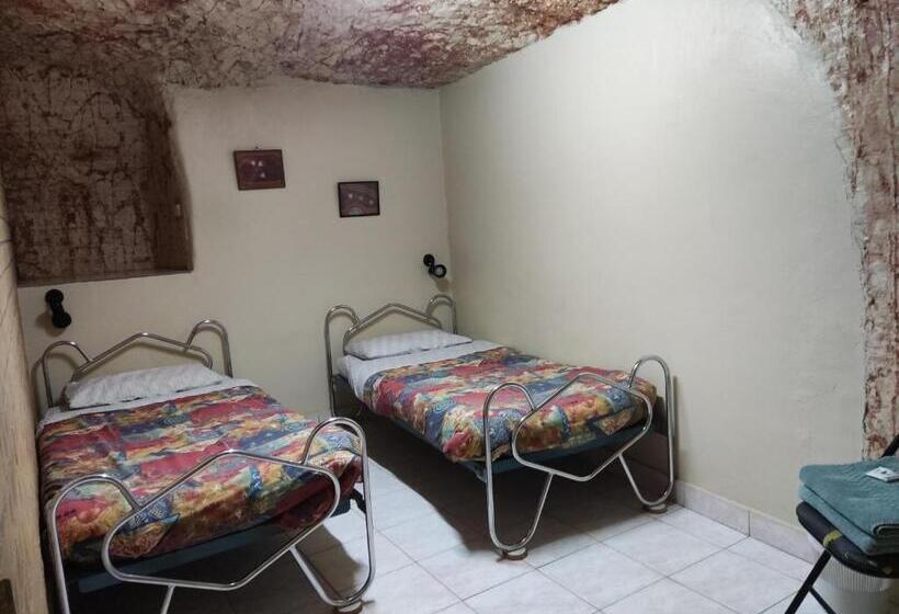 Номер Стандарт, Radeka Downunder Underground Motel