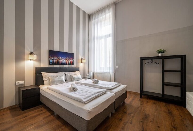 Номер Стандарт, Full Moon Budapest