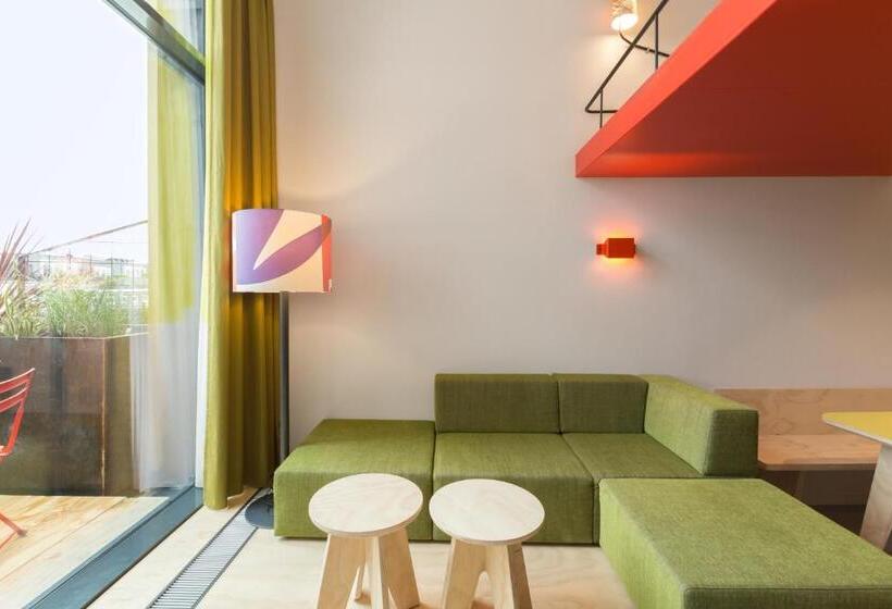 Standard Studio with Balcony, Volks