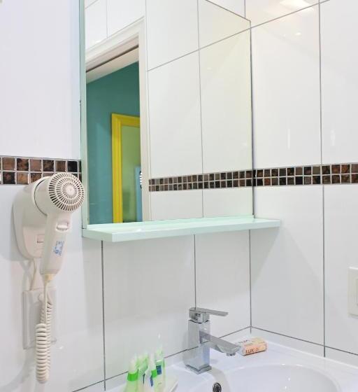 استودیوی استاندارد, Quints Travelers Inn