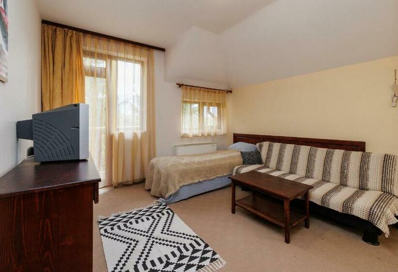 Family Suite, конна база и къща за гости дворене