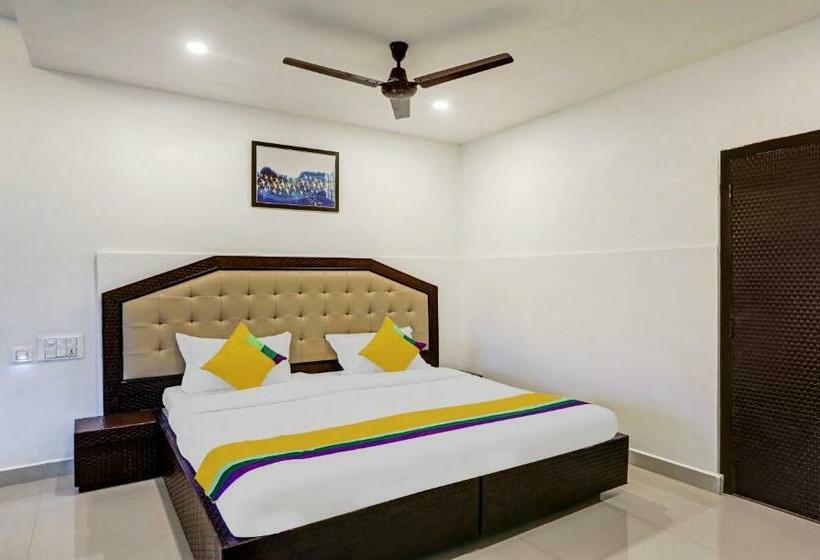 Номер Стандарт, Itsy Hotels Regalia Grand, 500 Mtrs From Madikeri Fort