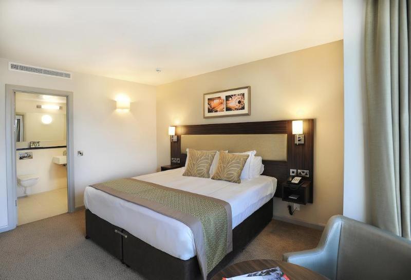 Quarto Estandar, Heston Hyde