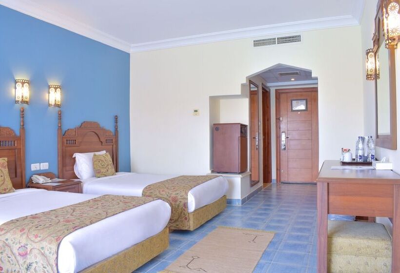 اتاق استاندارد با چشم‌انداز استخر, Jasmine Palace Resort