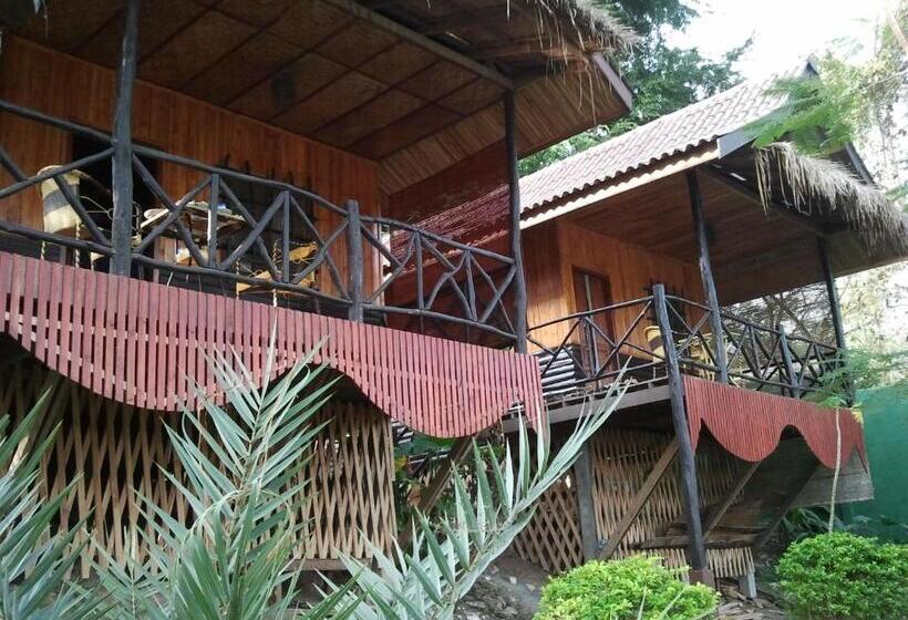 Standard bungalow river view, Thongbay Guesthouse