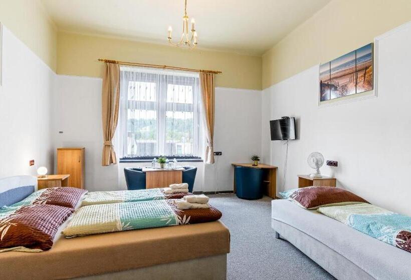 Quarto Triplo Estandar, Obecní Dům