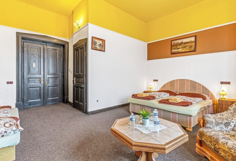 Quarto Triplo Estandar, Obecní Dům