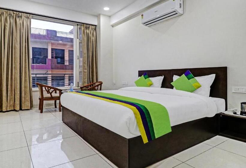 Номер Deluxe, Treebo Kamron Regency Sector 80