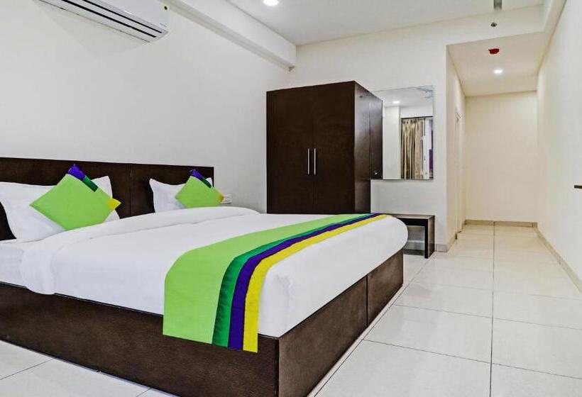 Номер Deluxe, Treebo Kamron Regency Sector 80
