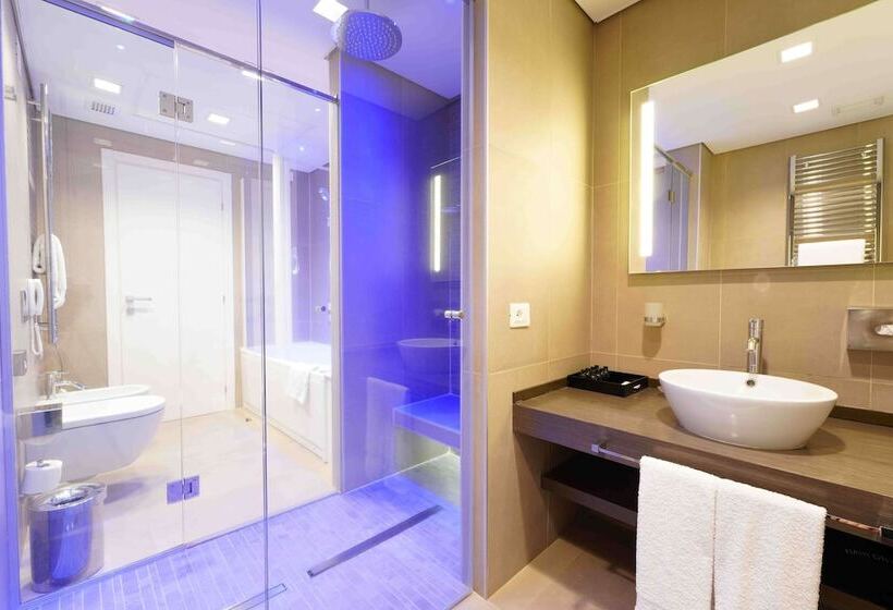 Люкс Кровать Кинг, Doubletree By Hilton Hotel Yerevan City Centre