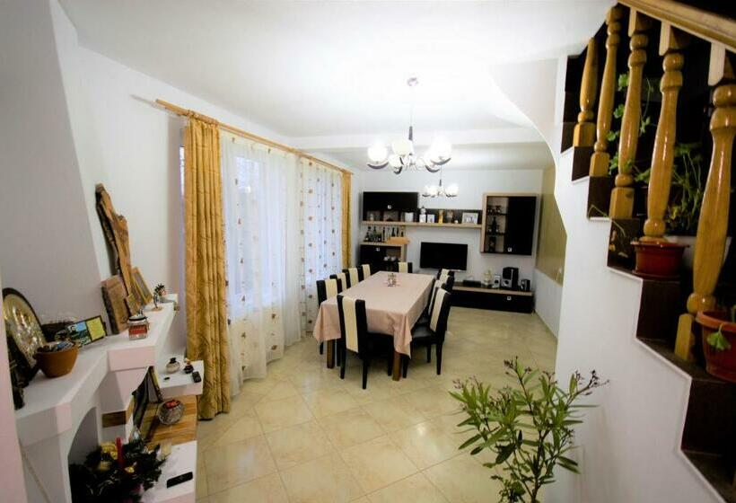 침실 4개 주택, Casa Savu Secaria