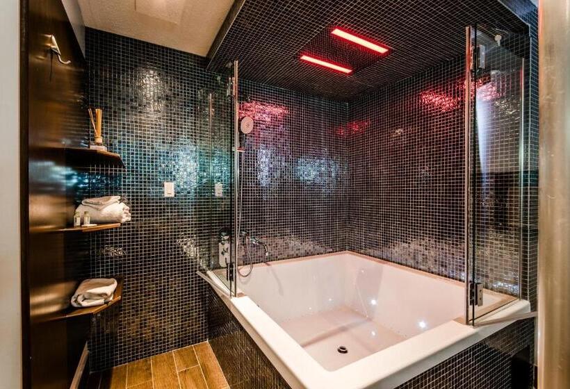 חדק דלוקס עם ג'קוזי, Olux Hotel Motel Suites