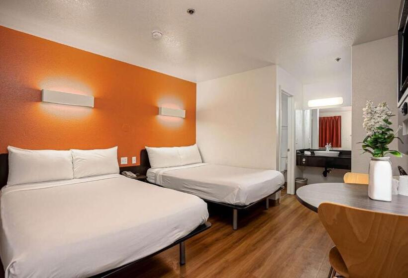 Quarto Quádruplo Estandar, Motel 6temecula, Ca  Historic Old Town