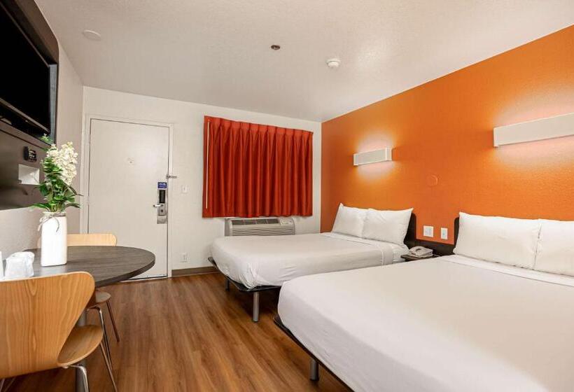 Четырехместный Номер Стандарт, Motel 6temecula, Ca  Historic Old Town