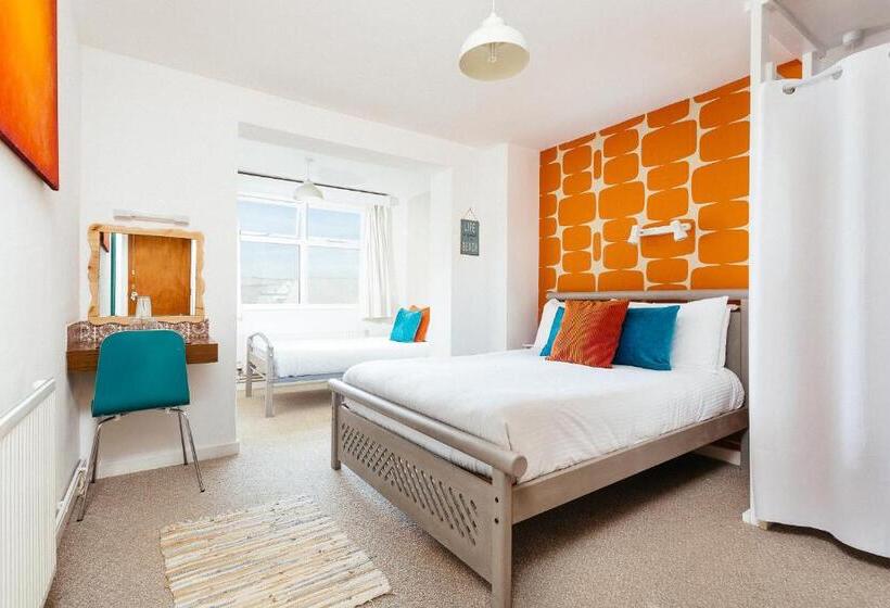 חדר אקונומי לשלושה, Beach House B&b