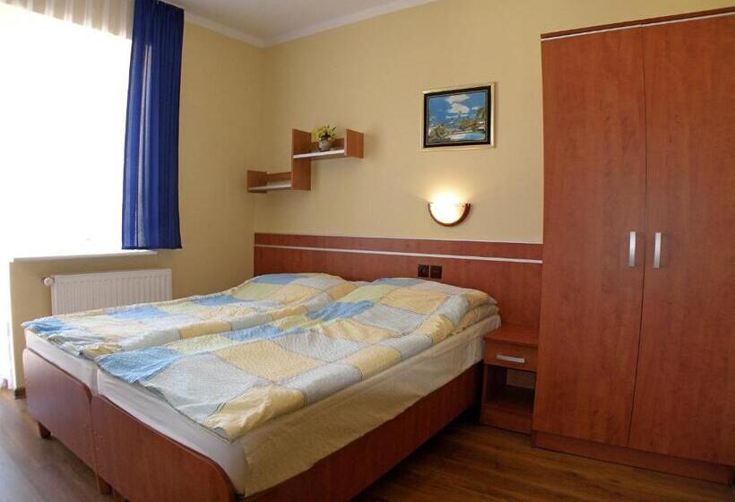 Quarto Quadruple Standart com Varanda, Riwiera Dźwirzyno
