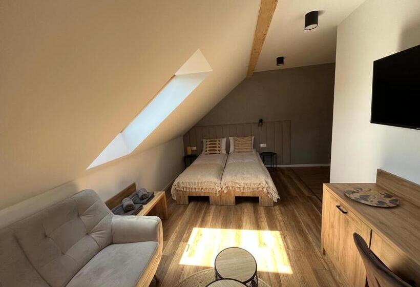Quarto Estandar com Sacada, Donikąd