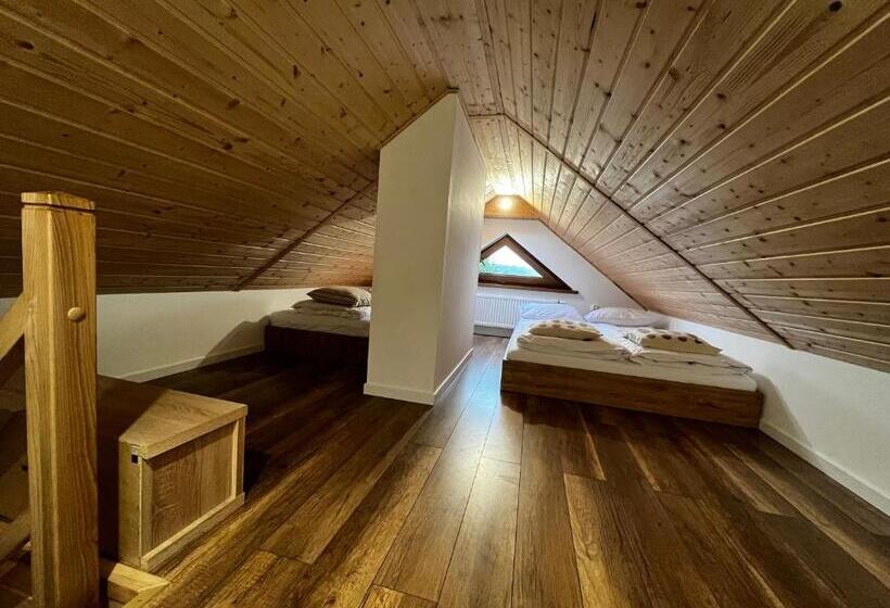 Quarto Quadruple Standart com Varanda, Donikąd