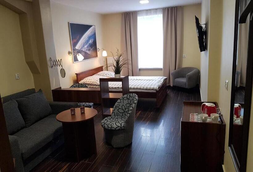 Номер Deluxe, Marcus