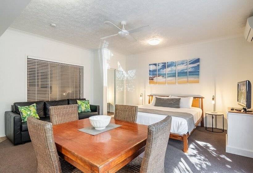 스탠다드 스튜디오, Byron Central Apartments