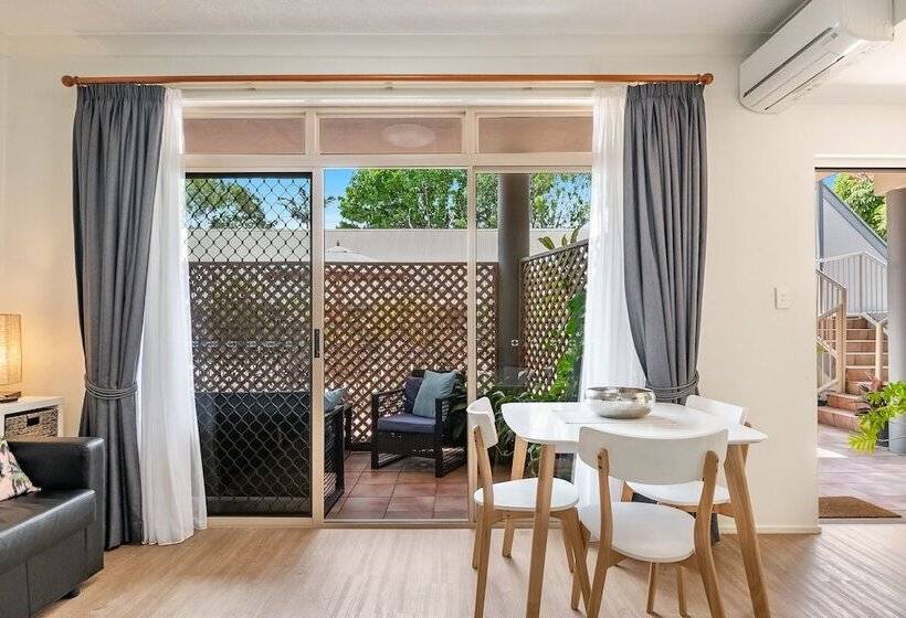 스탠다드 스튜디오, Byron Central Apartments