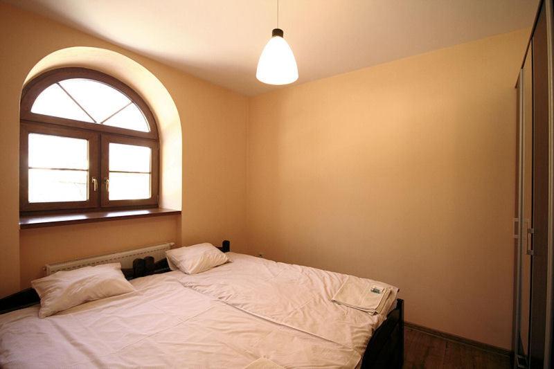 شقة غرفة واحدة, Pod Kolumnami