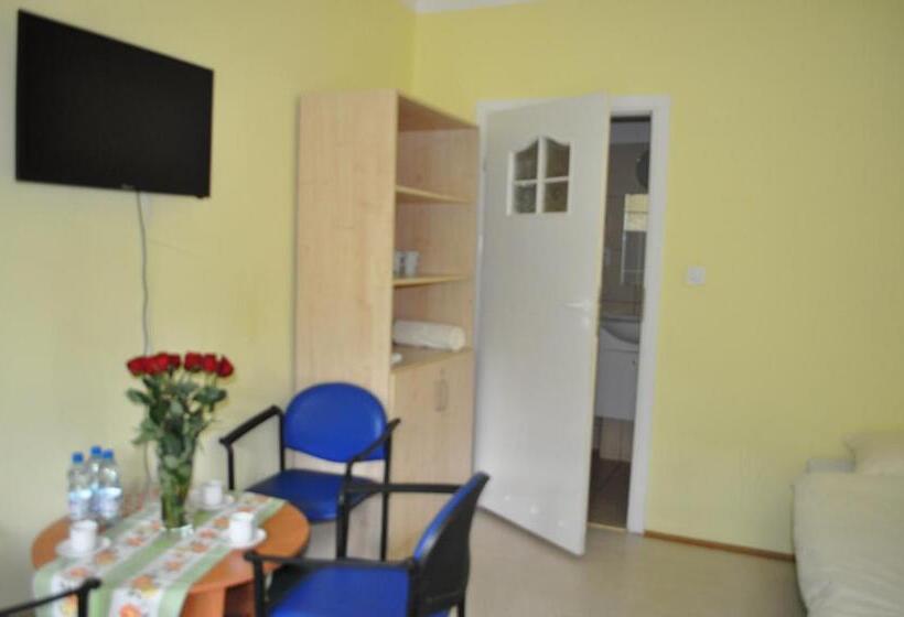 غرفة قياسية ثلاثية, Pod Starymi Lipami