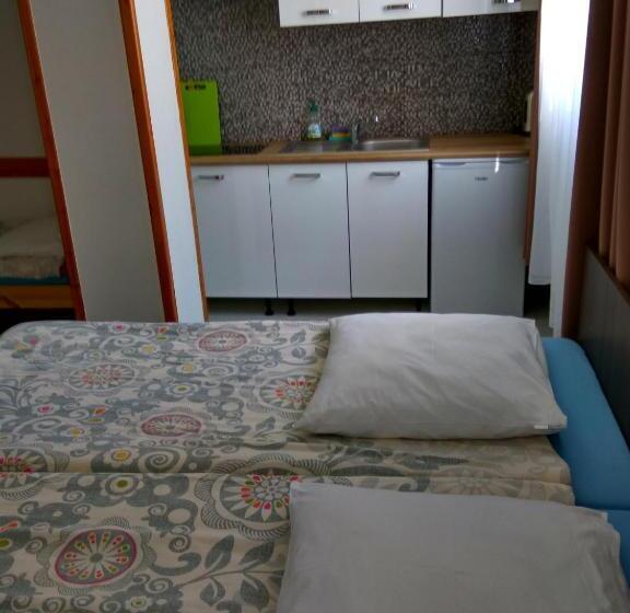 חדר משפחתי, Villa Eleven