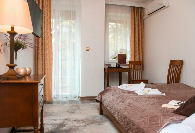 Quarto Estandar, Willa Kazimiera