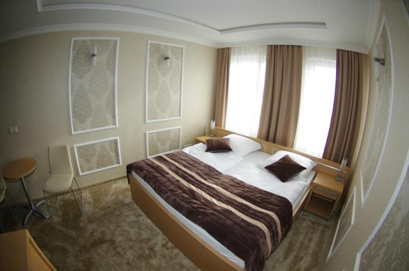 Quarto Triplo Estandar, Pod Złotą Koroną