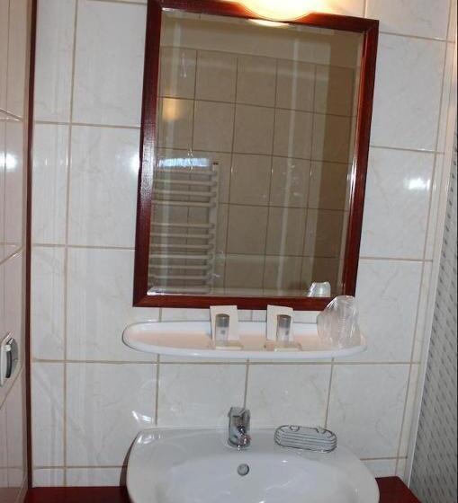 غرفة قياسية ثلاثية, Sjesta