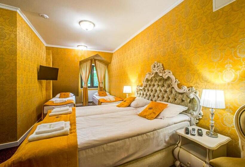 Четырехместный Номер Deluxe, Royal Palace Centrum Bankietowe