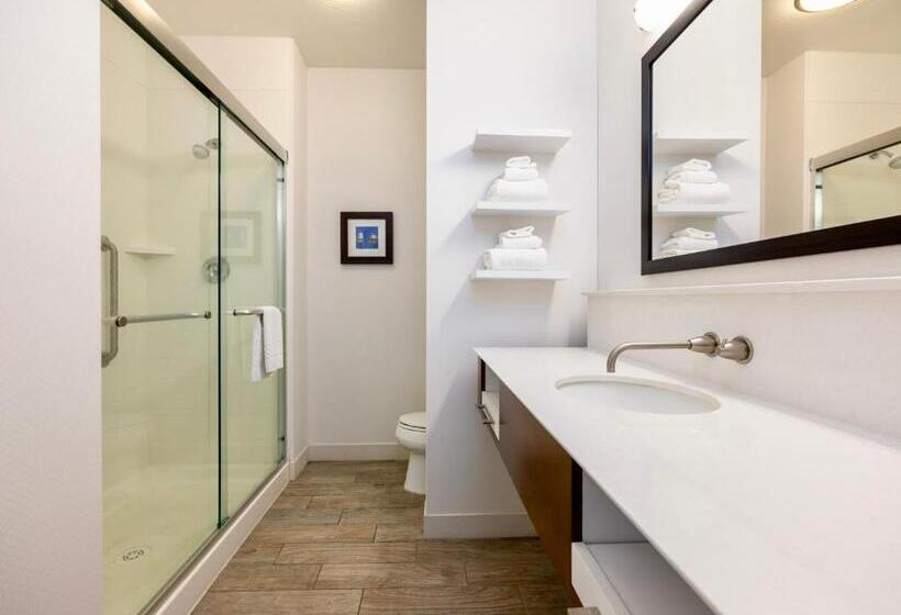 스탠다드 룸 킹사이즈 침대, Flag Point Inn And Suites Pratt By Fairbridge