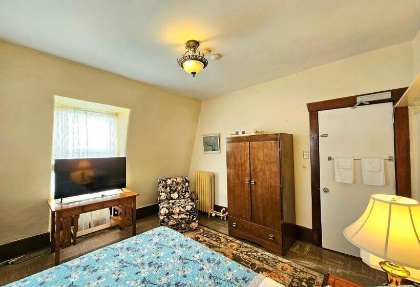 سوئیت با تخت بزرگ, Royal Hotel Sydney