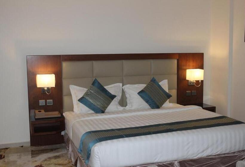 Deluxe Suite King Bed, Delta Hotel Suites
