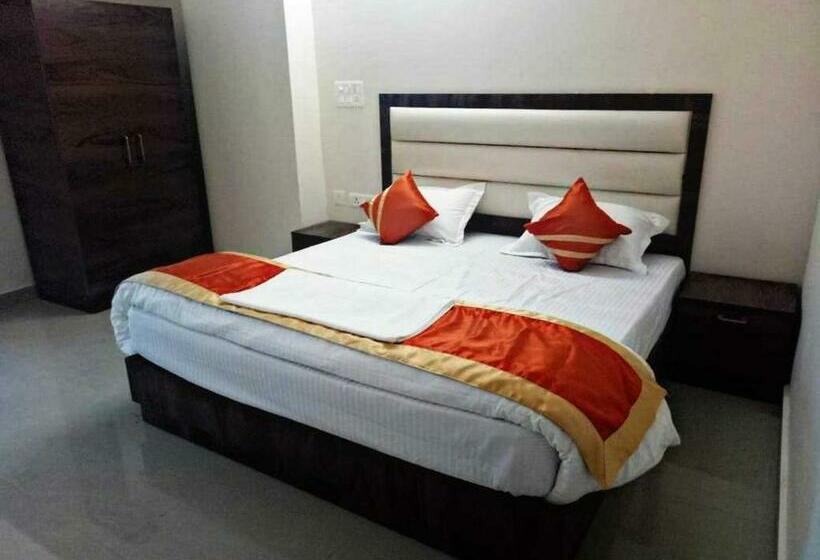 Трехместный Номер Классика, Oyo 70116 Vrindavan Resorts