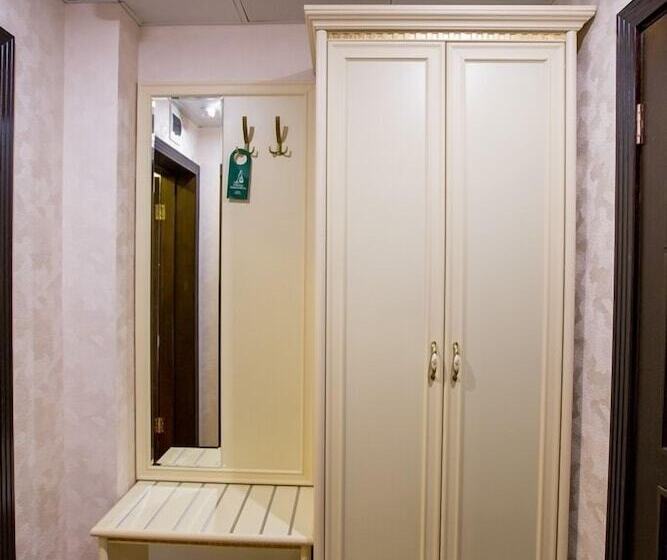 Люкс, Shine House