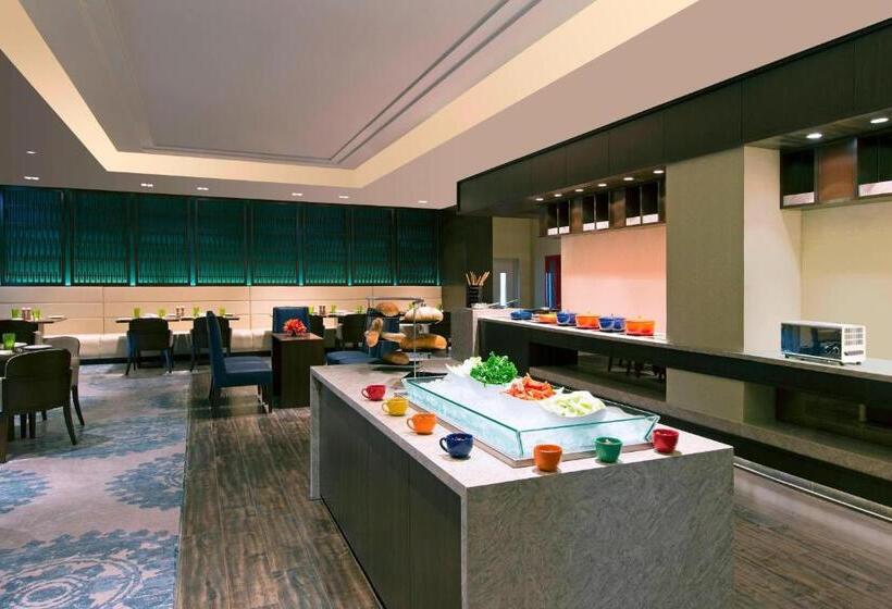 带大床的俱乐部房间, Sheraton Hyderabad