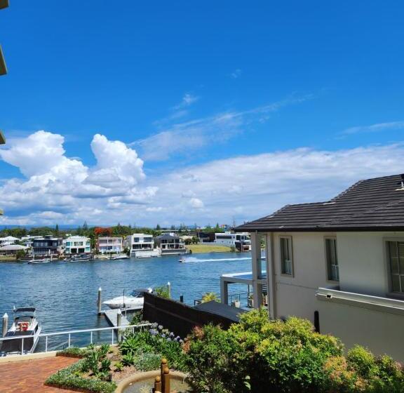 2 Bedrooms Apartment City View, Surfers Hawaiian Holiday Apartments