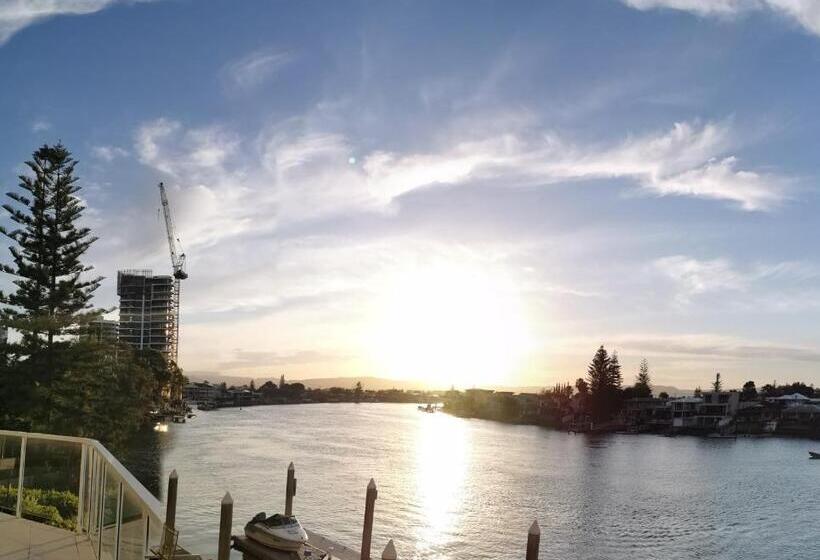 2 Bedroom Apartment with Views, Surfers Hawaiian Holiday Apartments