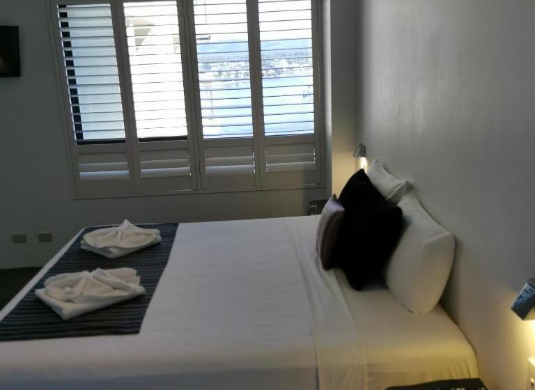 2 Bedroom Apartment with Views, Surfers Hawaiian Holiday Apartments