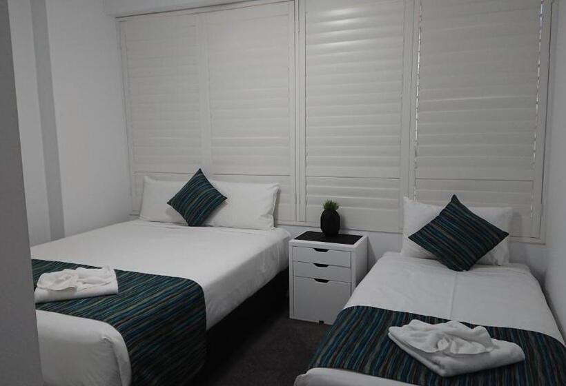 2 Bedroom Apartment with Views, Surfers Hawaiian Holiday Apartments