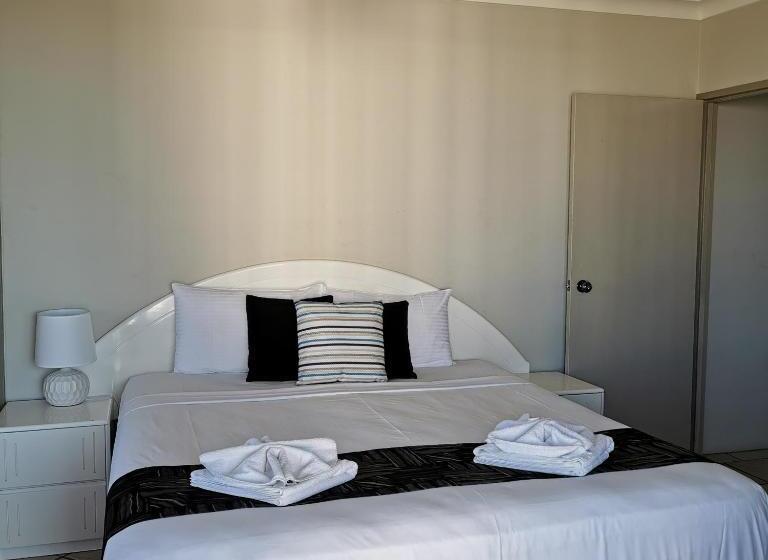 2 Bedrooms Apartment City View, Surfers Hawaiian Holiday Apartments