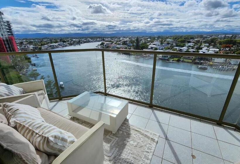 2 Bedroom Apartment with Views, Surfers Hawaiian Holiday Apartments