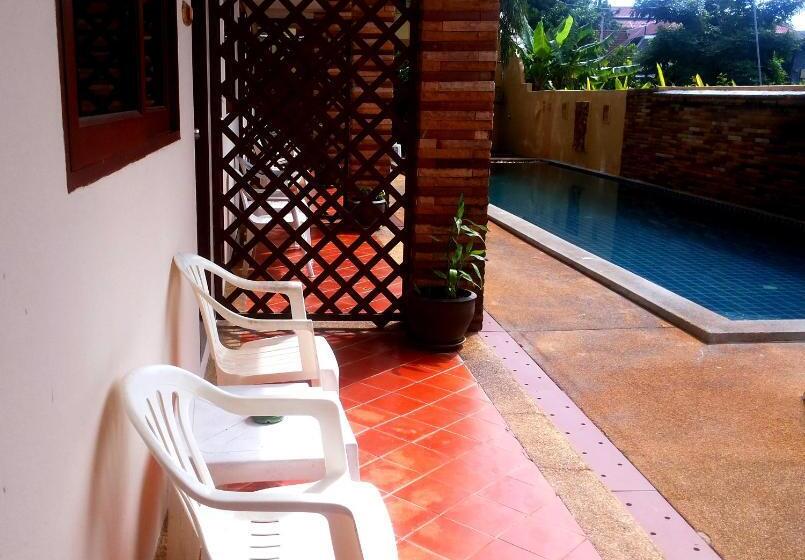 Quarto Estandar Vista Piscina, Hathai House