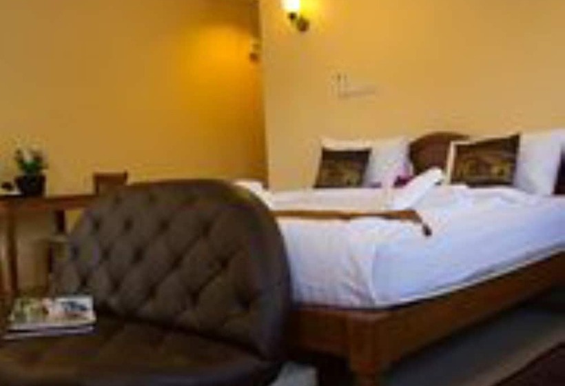 Quarto Familiar, Hathai House
