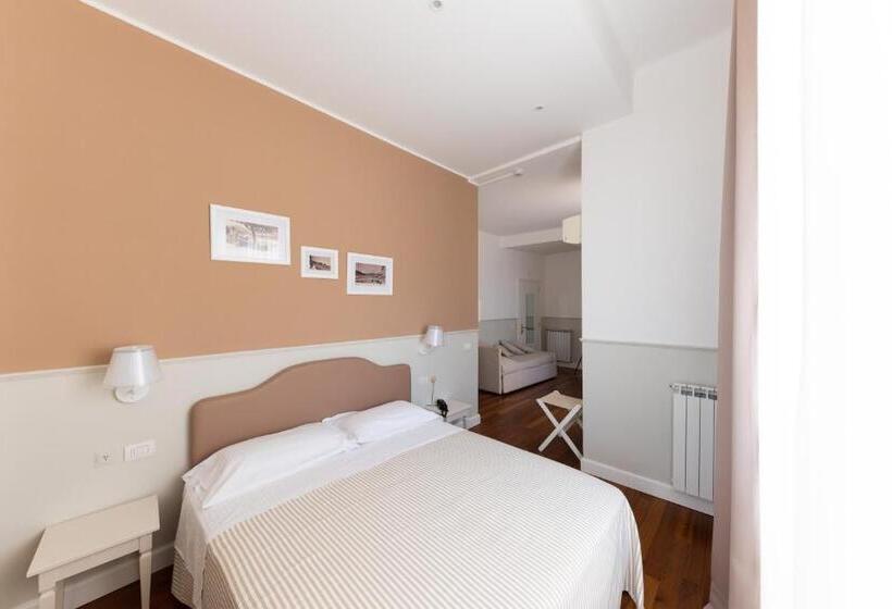 Habitación Cuádruple Estándar Vista Mar Lateral, Miramare