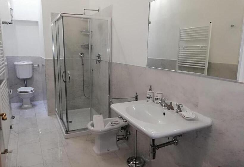 اتاق استاندارد سه نفره, La Rosa Townhouse