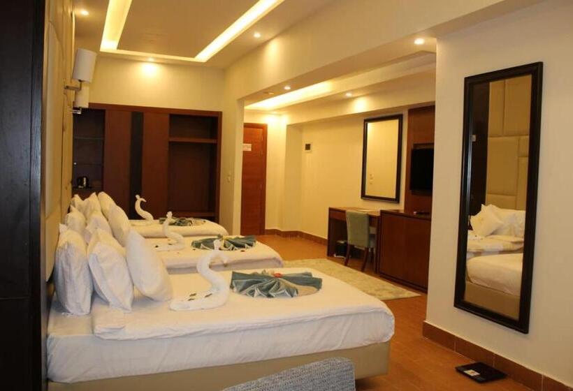 اتاق استاندارد سه نفره با چشم‌انداز کنار دریا, Royal Jewel Al Raml